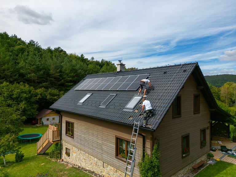 4_SDG 13Zwei Handwerker installieren Solarpaneele